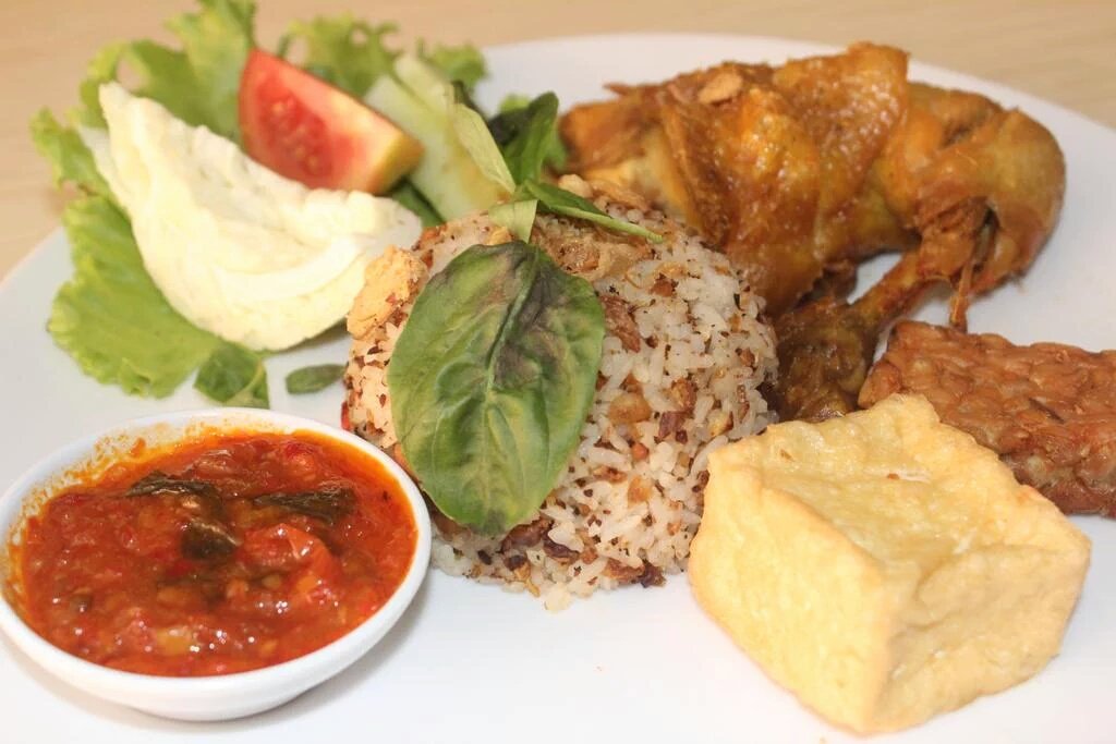 subangtalkcom's tweet photo. Nikmati kelezatan dan kelengkapan menu tradisional di @DapurTutug Subang. rasakan bedanya, nikmati sensasinya https://t.co/UKPwxZkFVL