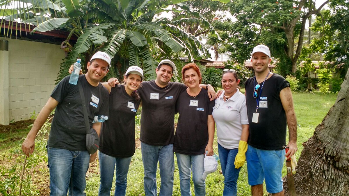 VNUElSalvador's tweet photo. Las acciones de los #voluntarios son fundamentales para que nadie se quede atrás https://t.co/8VDEAJPjVe #DIV2015 https://t.co/LvzuYft1gx