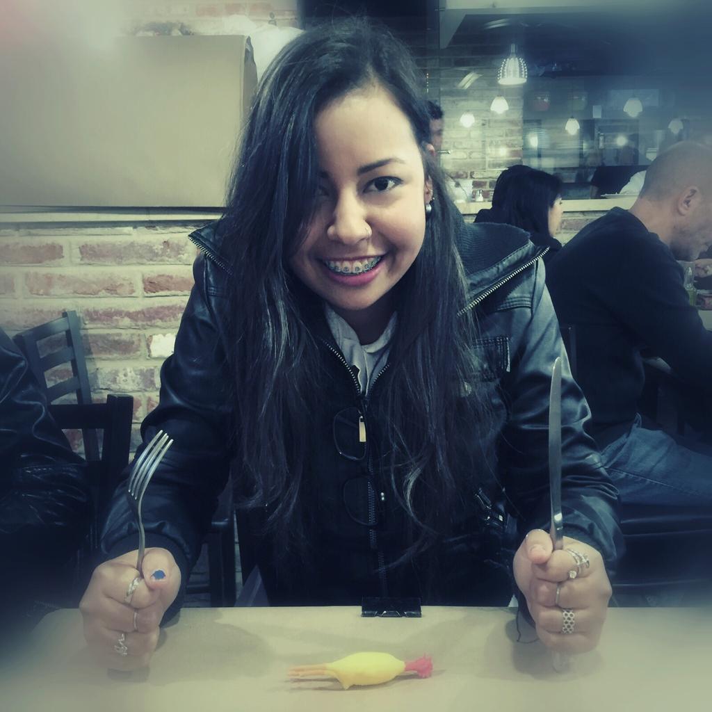 Liareinny's tweet photo. Aquí con el famoso @FinElPollo hora de comer... ¡Yummi Yummi! 😍 https://t.co/DIeUchVZYb