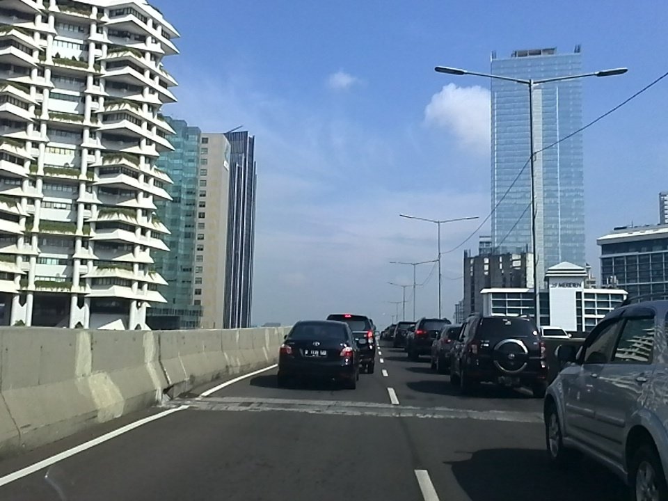 TMCPoldaMetro's tweet image. 08.30 Kondisi lalu lintas JLNT kasablanka mengarah Jl KH Mas Mansyur terpantau padat.   @ferdyfkh