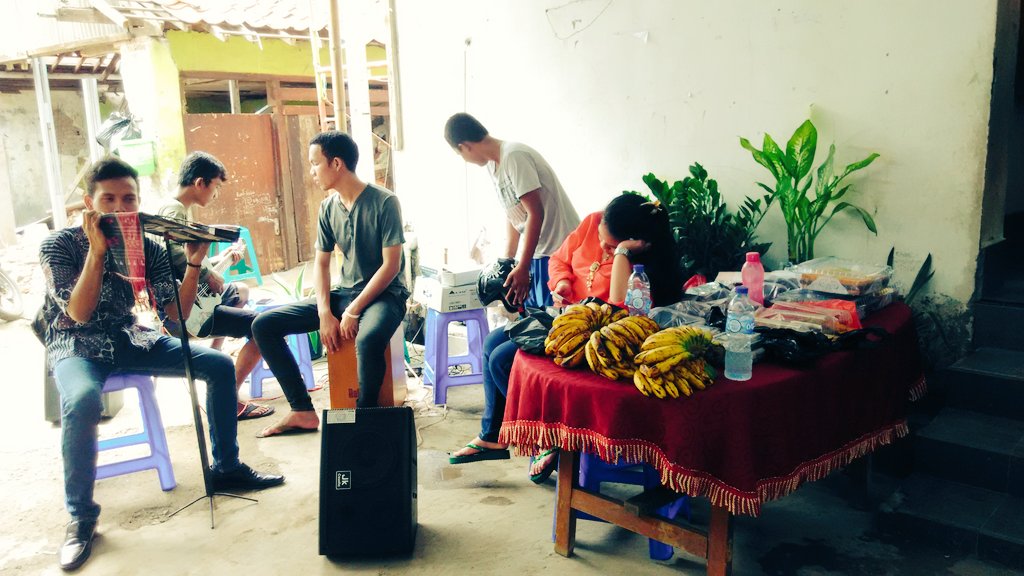 Bazar kecil-kecilan dan live music. #penggalangan dana natal RNHKBP Dame
