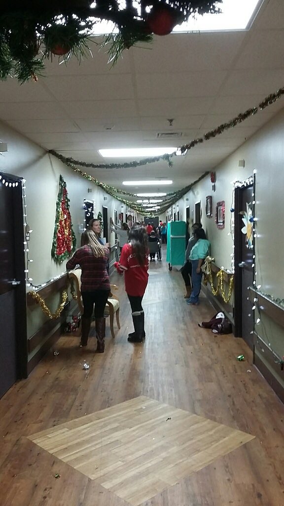 BastropHOSA's tweet photo. @BastropHigh @BastropHOSA students decorating the Silver Pines Nursing Home for the holidays! https://t.co/OFzwaAfU9z