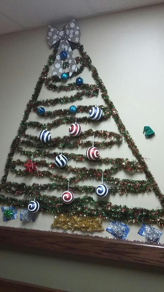 BastropHOSA's tweet photo. @BastropHigh @BastropHOSA students decorating the Silver Pines Nursing Home for the holidays! https://t.co/OFzwaAfU9z