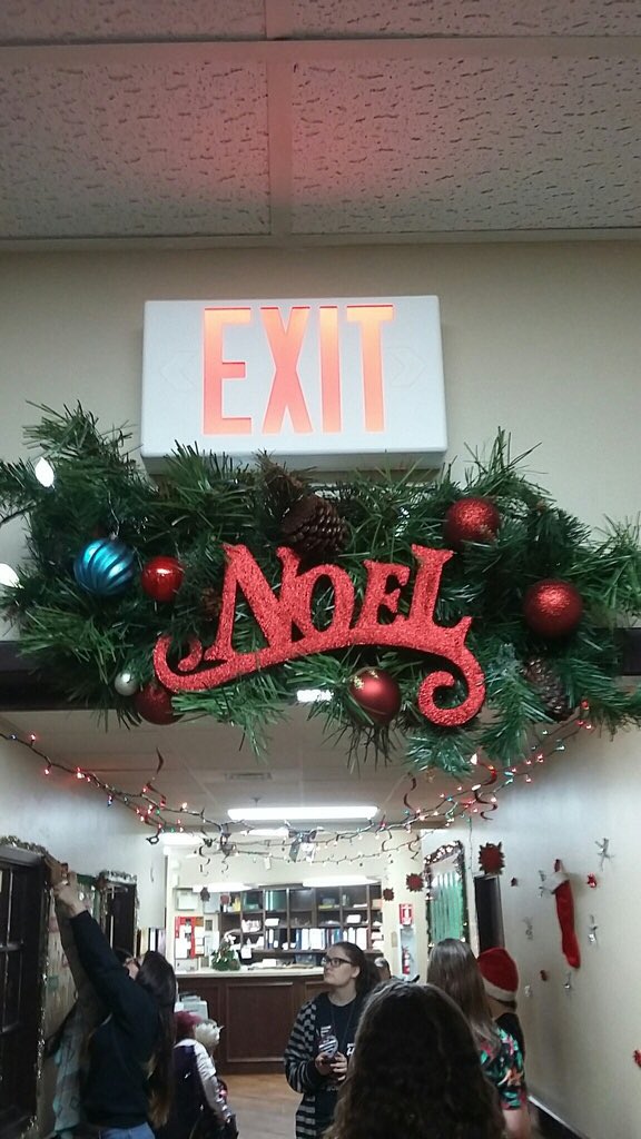 BastropHOSA's tweet photo. @BastropHigh @BastropHOSA students decorating the Silver Pines Nursing Home for the holidays! https://t.co/OFzwaAfU9z