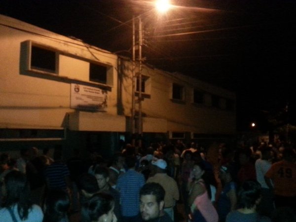fcarolinahr's tweet photo. TENSA SITUACIÓN
Centro de Votación Felix Roman Duque Ciudad Alianza #Guacara
Cerraron con mas d 500 votantes en cola https://t.co/92ZhVUdgzH