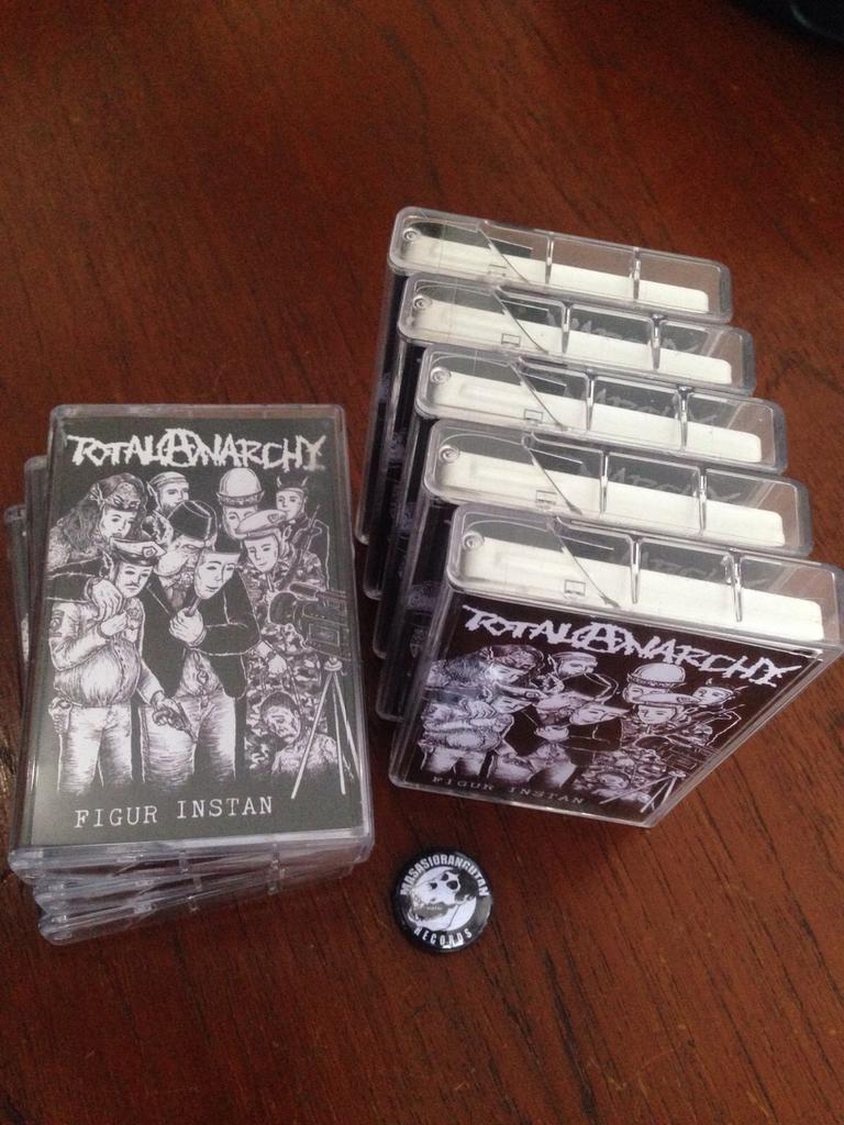 Demotape "Figur Instant" direkam scara Live di <a href="/BAKSstudio/">BAKS Studio</a> dirilis dlm bentuk kaset