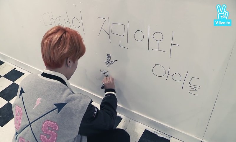 realllltiara's tweet photo. When your mom caught you when you are drawing on the walls of your house.
#방탄소년단 #btsbutterflydream #relatablebts https://t.co/2vIbNCSCwU