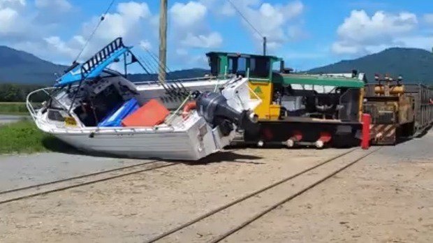Train in Australia derails after crashing into fishing boat dlvr.it/CxPhby