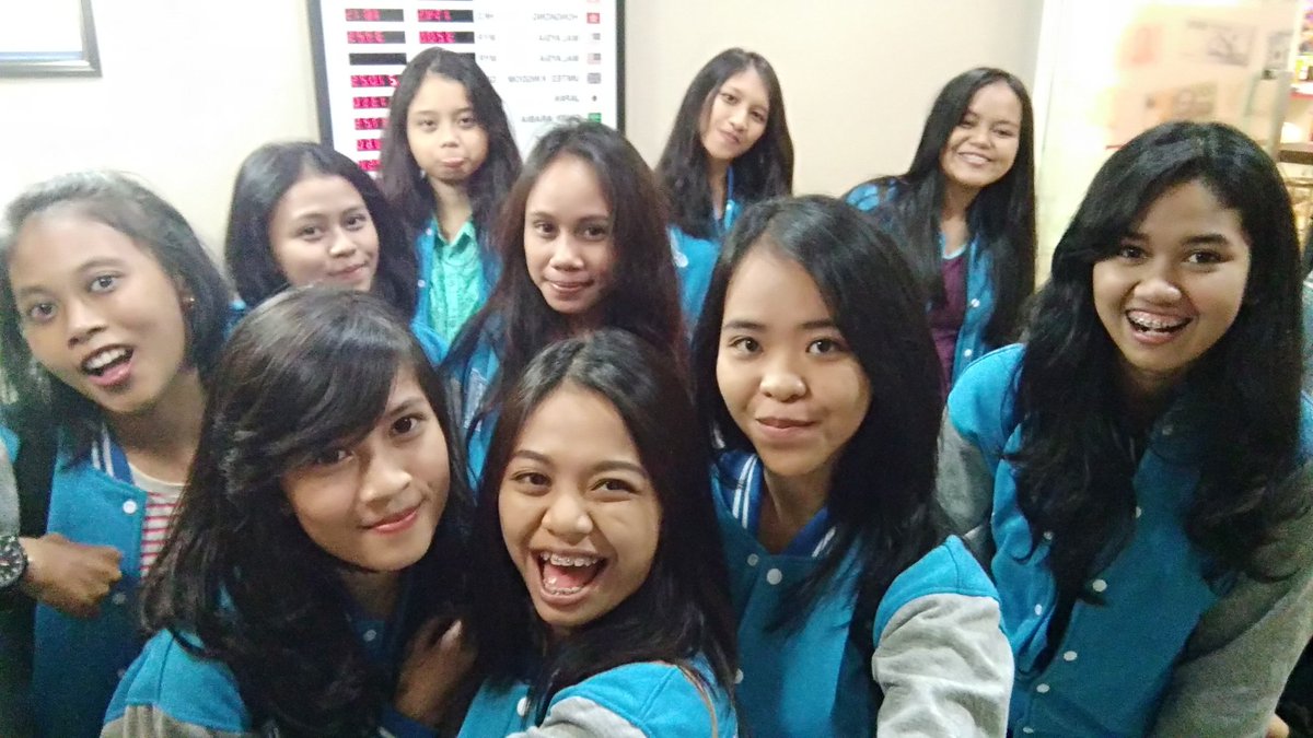 Hay <a href="/eleven_dance/">Eleven Dance</a> tuker duit wajib selfie dulu ya #UBSZooMeeDanceCompetition