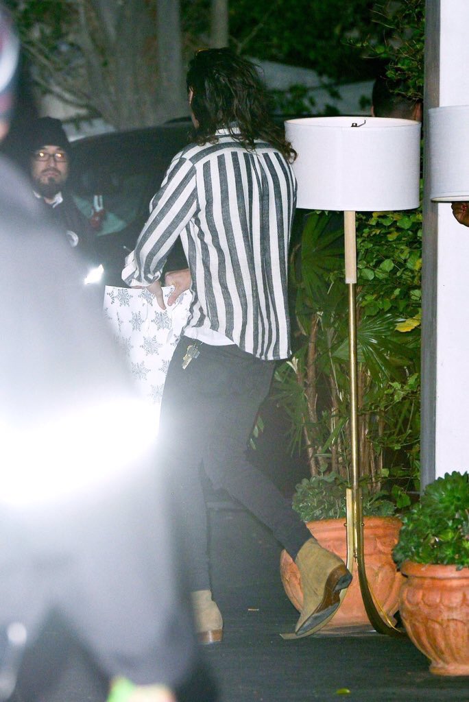 1D_24hNews's tweet photo. Harry leaving Ysabel restaurant two nights ago ❤️
#MTVStars One Direction #MadeaInTheAM #beforeandafter1d https://t.co/fr2MK0LiGV