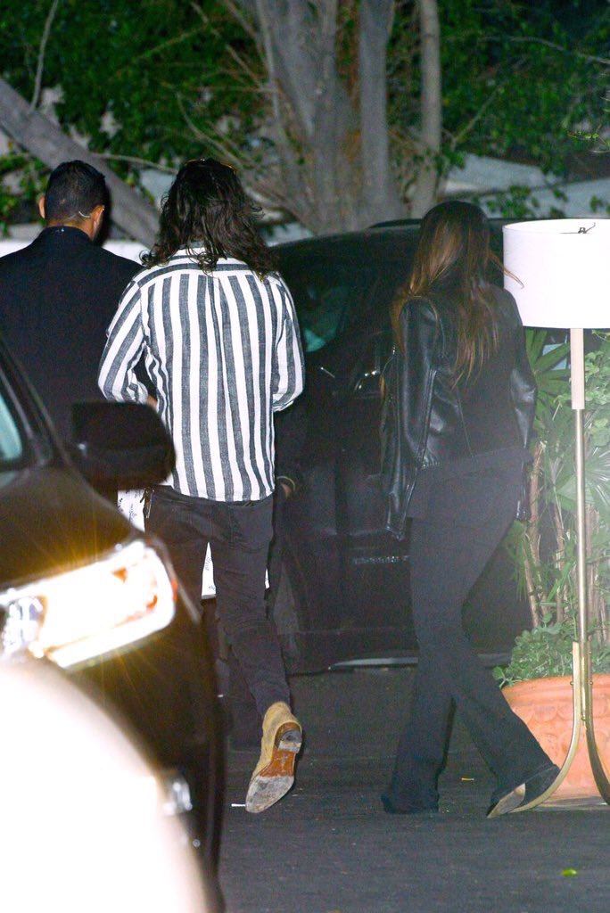 1D_24hNews's tweet photo. Harry leaving Ysabel restaurant two nights ago ❤️
#MTVStars One Direction #MadeaInTheAM #beforeandafter1d https://t.co/fr2MK0LiGV
