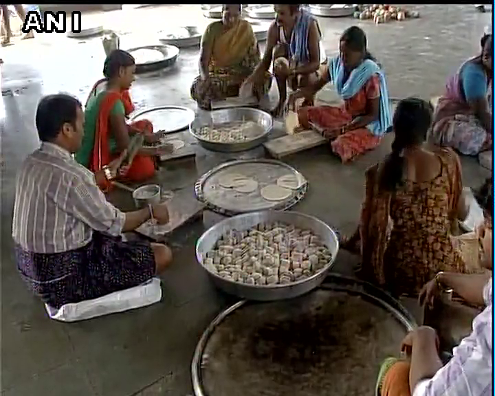 ANI's tweet photo. 1 lakh chapatis being prepared for #ChennaiFloods victims, in Bengaluru. https://t.co/iJTEQEBq4C