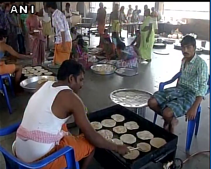 ANI's tweet photo. 1 lakh chapatis being prepared for #ChennaiFloods victims, in Bengaluru. https://t.co/iJTEQEBq4C