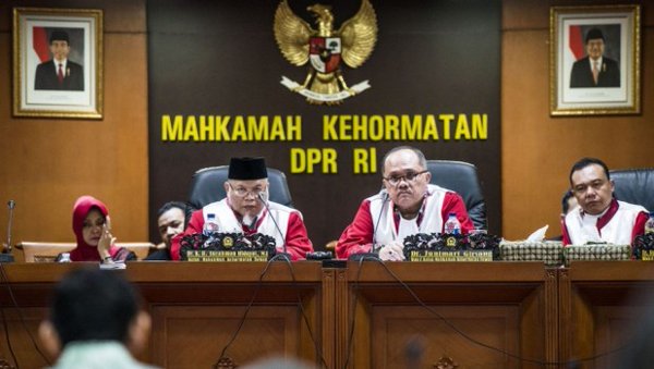 _Nurani_Rakyat's tweet photo. Sidang MKD Tertutup #BubarkanMKD Tangkap Setya Novanto !!! MKD Budak Setya Novanto !!! https://t.co/oWBhUu4ZPM