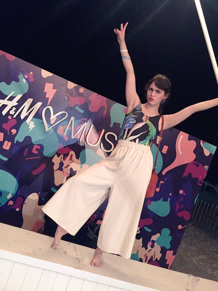 ELLEMexico's tweet photo. Termina @Tropicomx y nos deja llenas de inspiración con looks súper cool como éste de @Tessa_ia #HMTROPICO2015 https://t.co/VDxAgWK29Q