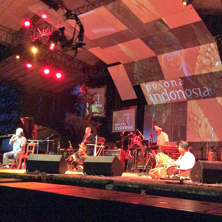 angklungudjo's tweet photo. Penampilan Kang @wildan_babendjo untuk acara Bali World Music Festival. 👍 #UDJO https://t.co/JEZxifXuz5