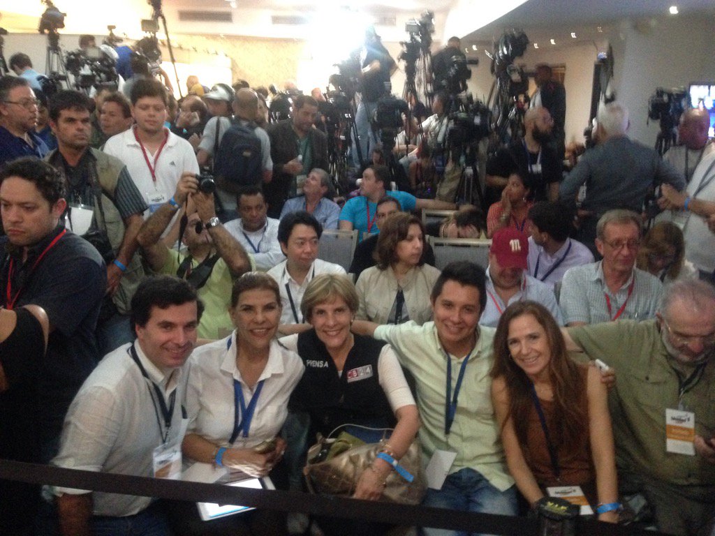 reiaresnd's tweet photo. "@NituPerez
asi está la sala de prensa de la MUD. Esperando los resultados 11:45 pm https://t.co/iBR2cdmxLW