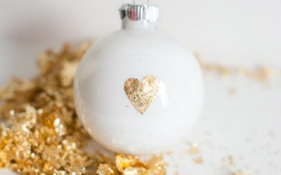 BritandCo's tweet photo. 15 DIY Christmas ornaments minimalists will love: https://t.co/zWtTq38iO0 https://t.co/tYBsTjni85