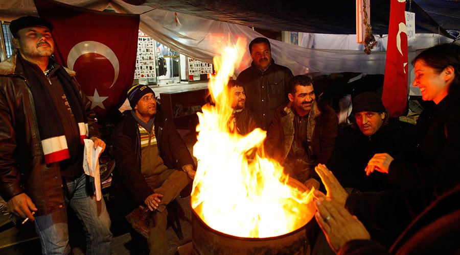RT_com's tweet photo. Turks fling 'dung' at President Erdogan, mull life without Russian gas https://t.co/g8WfFlYy7D https://t.co/pIyfVvKOVE