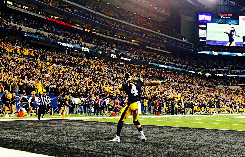 TLe319's tweet photo. Great season for the Hawks! Privileged to be at this game. We still got work to do fellas! #RoseBowl #IOWA #Hawkeyes https://t.co/e1nTynG0BY