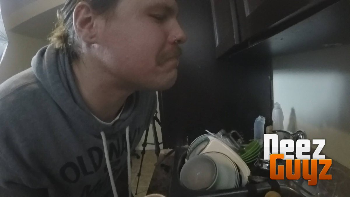 Deezguyzyoutube's tweet photo. new video! view our channel https://t.co/qElGY90JAq &amp; if you like what you see, subscribe! #smoothie #vlog #YouTube https://t.co/QIqX41PVTQ