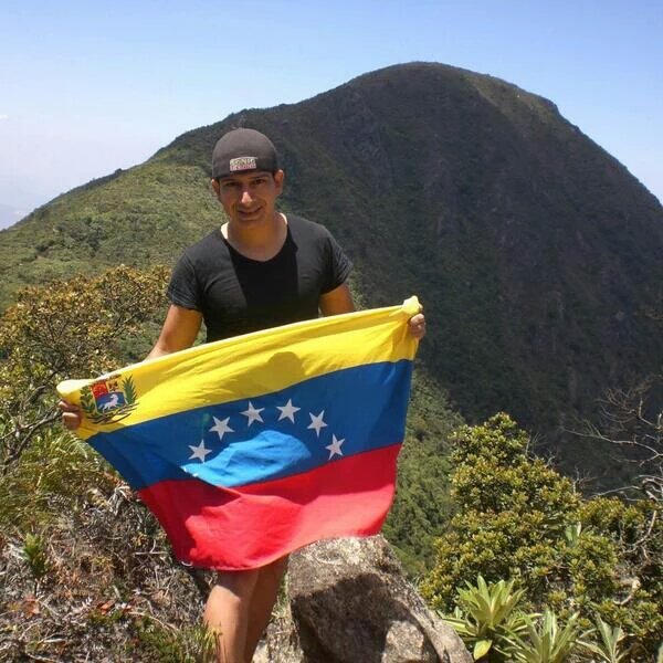 RedmanDerek's tweet photo. Gracias Venezuela Dios hizo q ganara Venezuela. Ahora se hará justicia por mi hijo y demás caídos #RemateTricolor https://t.co/J2BeFYzAlU