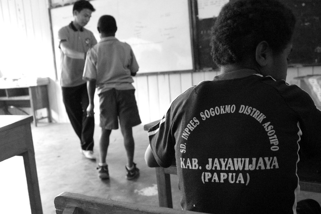 Bpk Guru <a href="/SM3TRI/">SM-3T_RI</a> Taufikurahman, sdng mngajar d klas V. "mengjar mrupkan cra sy brbagi kpd sesma"  #menyapanegeriku