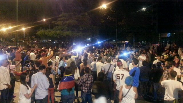 AlfonsocaroVe's tweet photo. Altamira. Caracas. 1:27 am https://t.co/LqMISH7k1Y