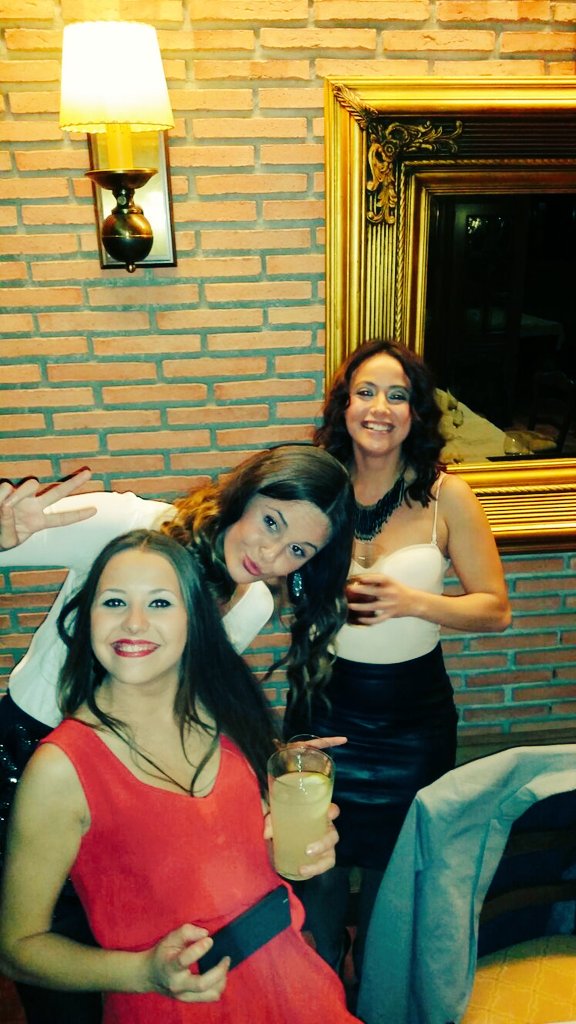 silvii_ortiz's tweet photo. Sabado perfecto cena de navidad de @Caseta_Abril !! #cenamuy🔝 #losmejores #abrilianos 🎉🎊🎄🎀💃👏🎶🍻🍸🍸🔝🔝 https://t.co/ajT32BmFZG