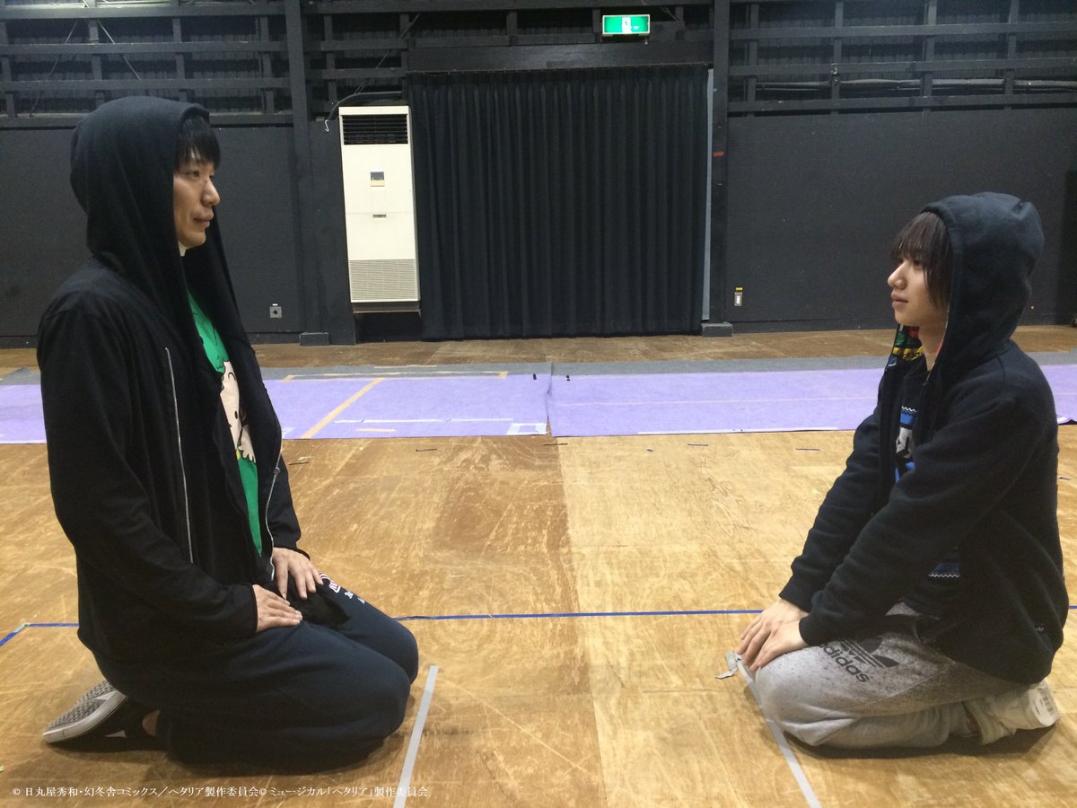 ミュージカル ヘタリア 公式 こんにちは 毎日寒いですが ヘタミュ 稽古場はみなさんの熱気で熱いです 本番までお楽しみに さて昨日のアメリカ 日本の稽古シーンをぱしゃり タイトルは サイズ感 By磯貝さん ヘタミュ T Co Zotwwn2po9