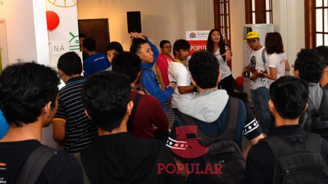 PopularMagz's tweet photo. POPULAR VR Bikin Jomblo di #GoogleHackFairID 2015 'Sumringah' ! https://t.co/wrpMp1OV1v #SolusiJomblo https://t.co/6RDtwZRCTA