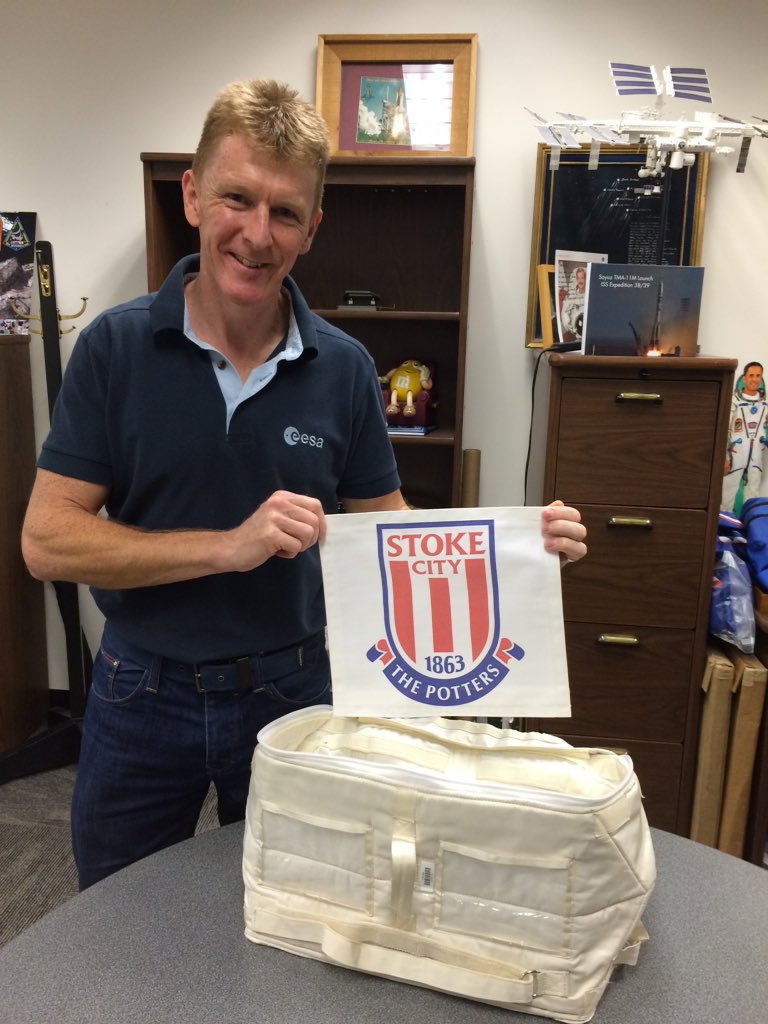 Astronauta lleva al espacio bandera de su equipo - CVmxV9bUYAEwF7i