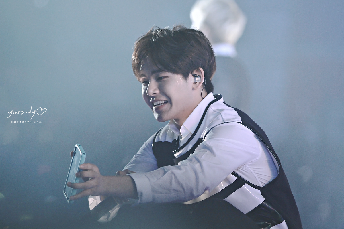 Ryntari_Zhu's tweet photo. Hoya ♥♥ RT @InfiniteUpdates: [PIC] 151206 HQ Pepsi Concert - Hoya (cr:Yours Only) https://t.co/yqKoyzeSWR https://t.co/3WU7B2C60x