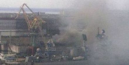 وفاة شخص واصابة 3 آخرون اثر انفجار في سفينة حربية للجيش الجزائري في روسيا CVn26YAUAAAdCRJ