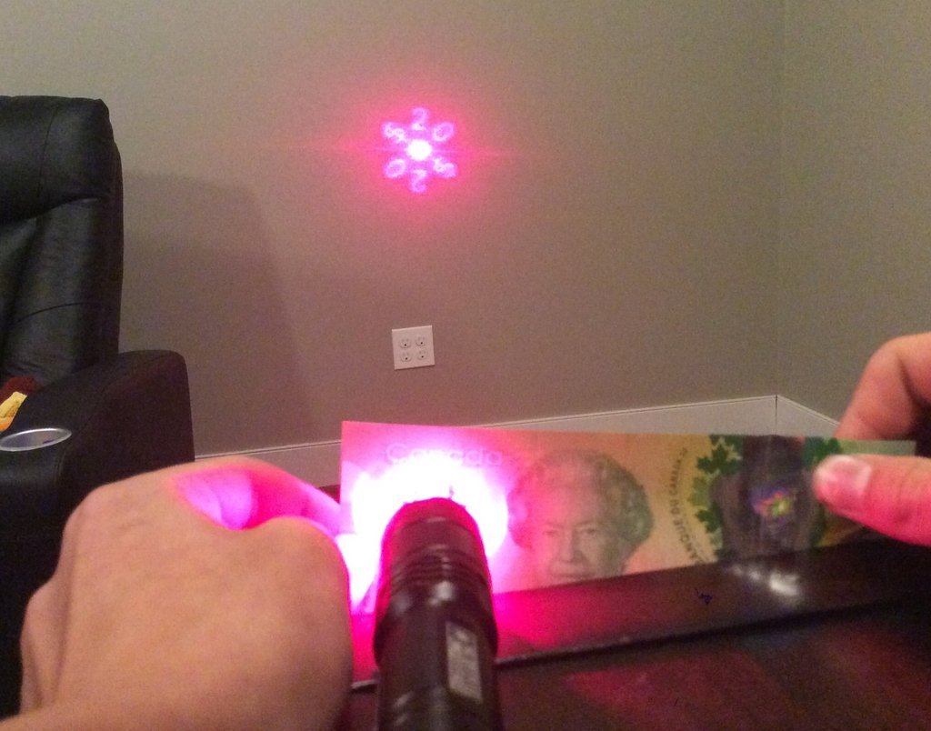 quark_and_laser's tweet image. Did you know Canadian bills have a diffraction grating? Lasers! #pewpewpew #physics