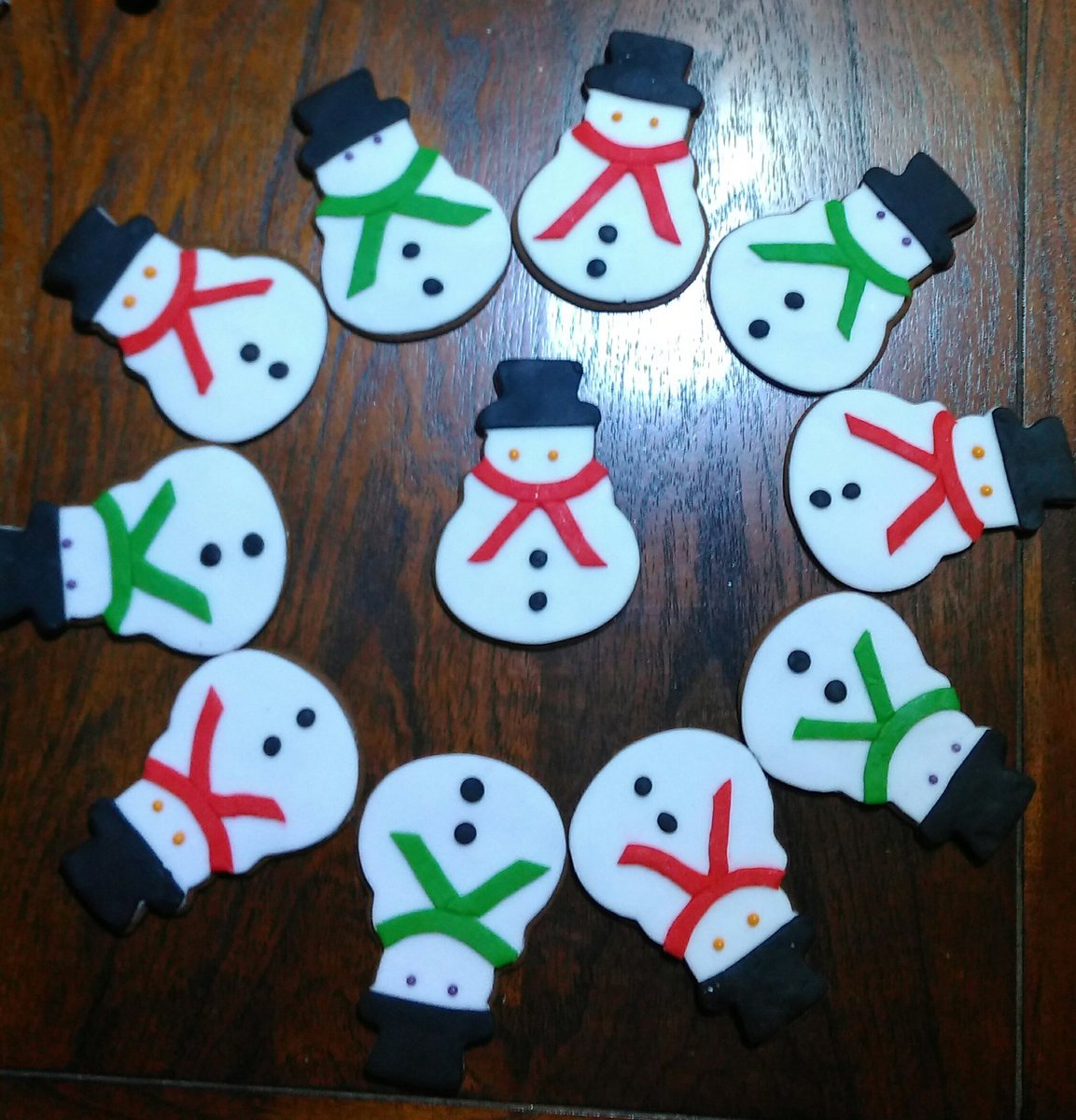 1bamboobakery's tweet photo. Our Frosty the iced snowmen !! #christmasbaking #cookies  #baking #bamboobakery @KirstieMAllsopp https://t.co/U8dmBNZrGx