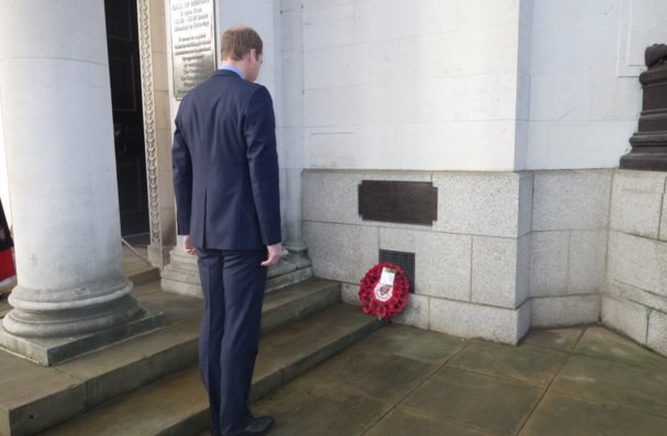 factually_royal's tweet image. Earlier, Prince William laid a wreath in memory of all those from Birmingham killed in WWI (pic Kensington Royal)