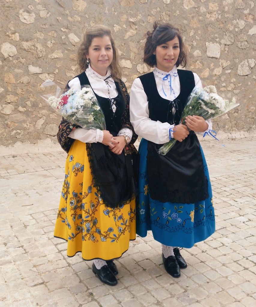 Rosana_lopezm's tweet photo. Un año más con @MJLome en la Ofrenda #Vitor2015 👭😊 https://t.co/wTIbbhMZjT