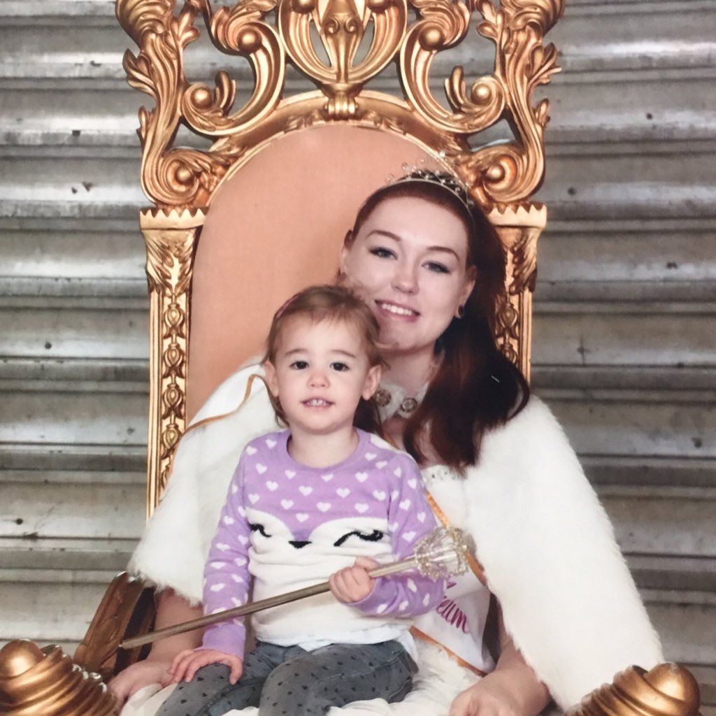 Mike_Ekey's tweet image. A fun #KC tradition: meeting the #FairPrincess @ the #KCMuseum. Ellie didn't want to give back the magic wand