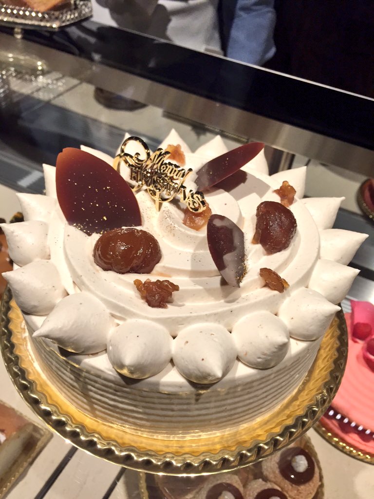 ヒルトン東京 公式 Ar Twitter クリスマスケーキご紹介も4ケーキ目 今夜は マロン ラムレーズンショートケーキ ラム シロップを効かせ レーズンを練り込んだスポンジケーキにふわふわのマロンクリームをトッピング これは大人ショートケーキですね ヒルトン