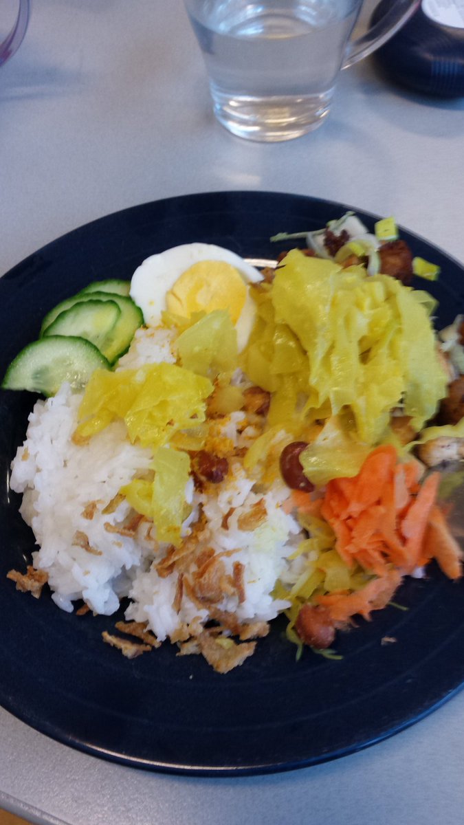noelle_engels's tweet image. Elke maandagochtend #kookles voor de klas. Ik kan nu dus smullen van een heerlijke vegetarische nasi!