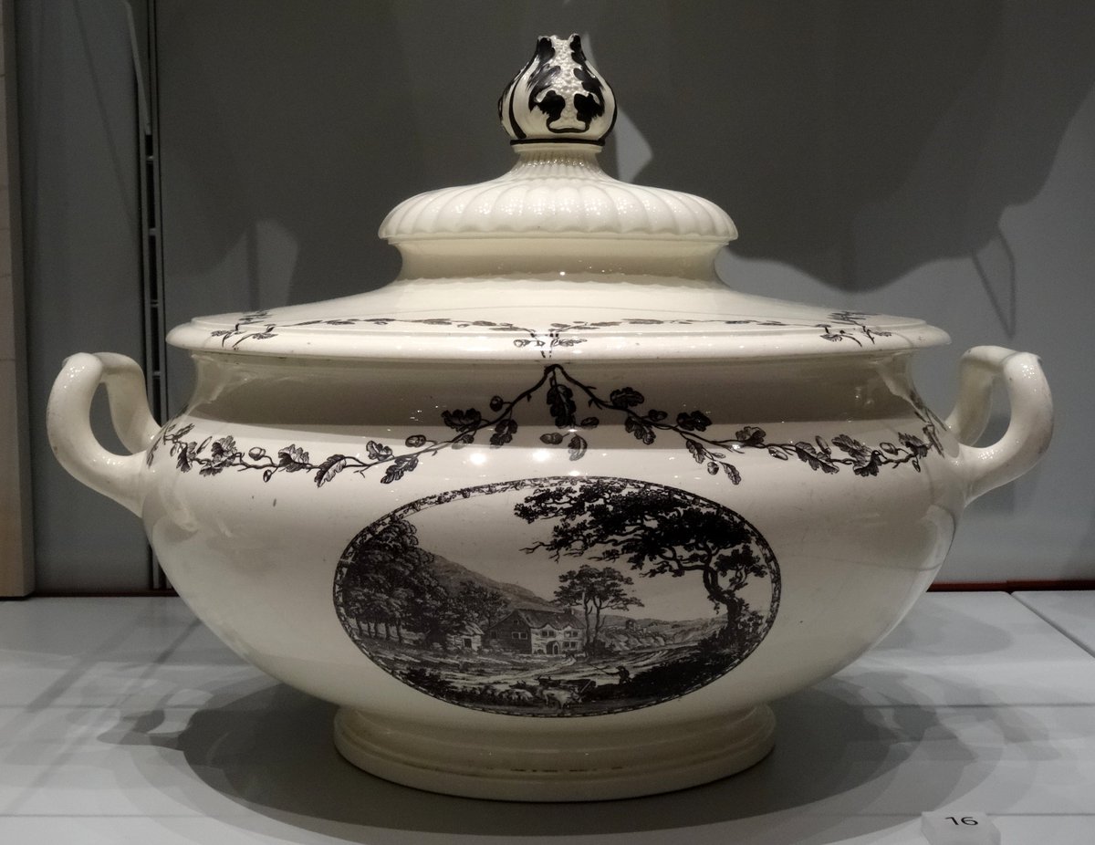 vawedgwood's tweet photo. Pearwood model (c. 1770) and a transfer-printed tureen in similar style in #QueensWare c. 1791 #PotteryThrowDown https://t.co/RpLKCQGdeO