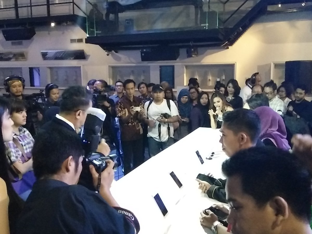 OPPOIndonesia's tweet photo. Suasana area Kaskus War di #OPPOR7sExp https://t.co/ZgRKAkdybM