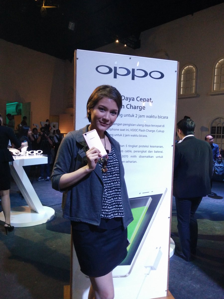 OPPOIndonesia's tweet photo. Wah ada Droid Lady yang cantik dan ramah, Aishah Gray dari @droidlime ! Pas ya sama OPPO R7s Rose Gold. #OPPOR7sExp https://t.co/j55V8LzjuR