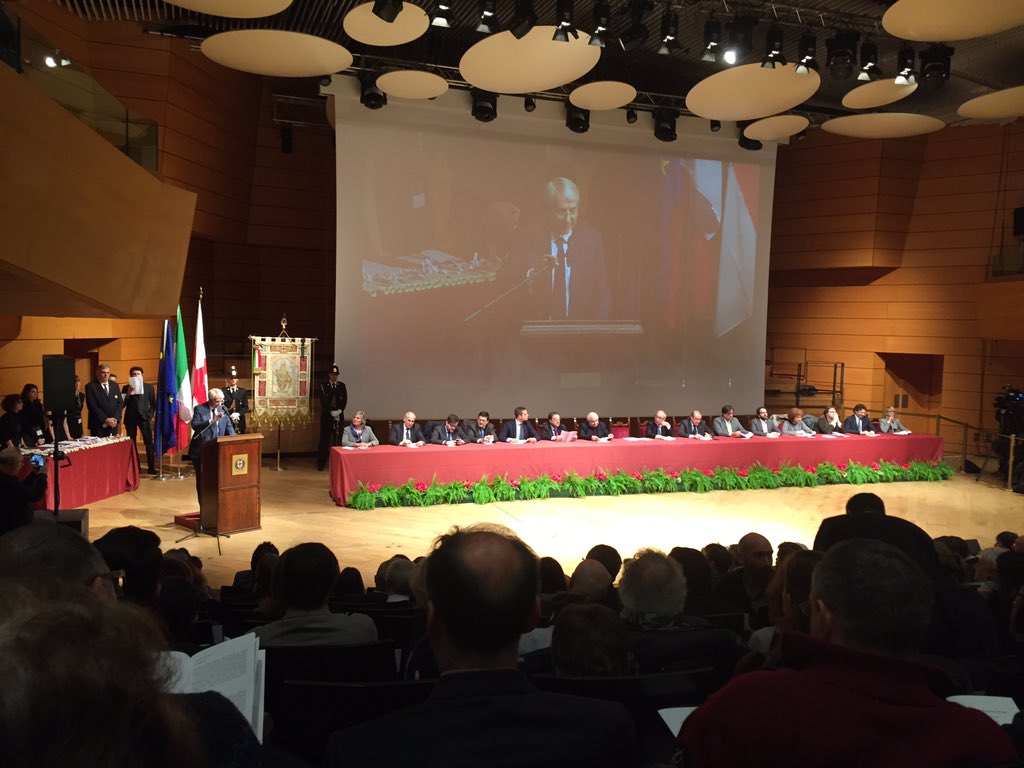 Giuliano #Pisapia alla consegna dell'#AmbroginodOro. 
<a href="/MilanoFilmFest/">Milano Film Festival</a> <a href="/esterniorg/">esterni</a> #milanofilmfestival #mff #mff2015