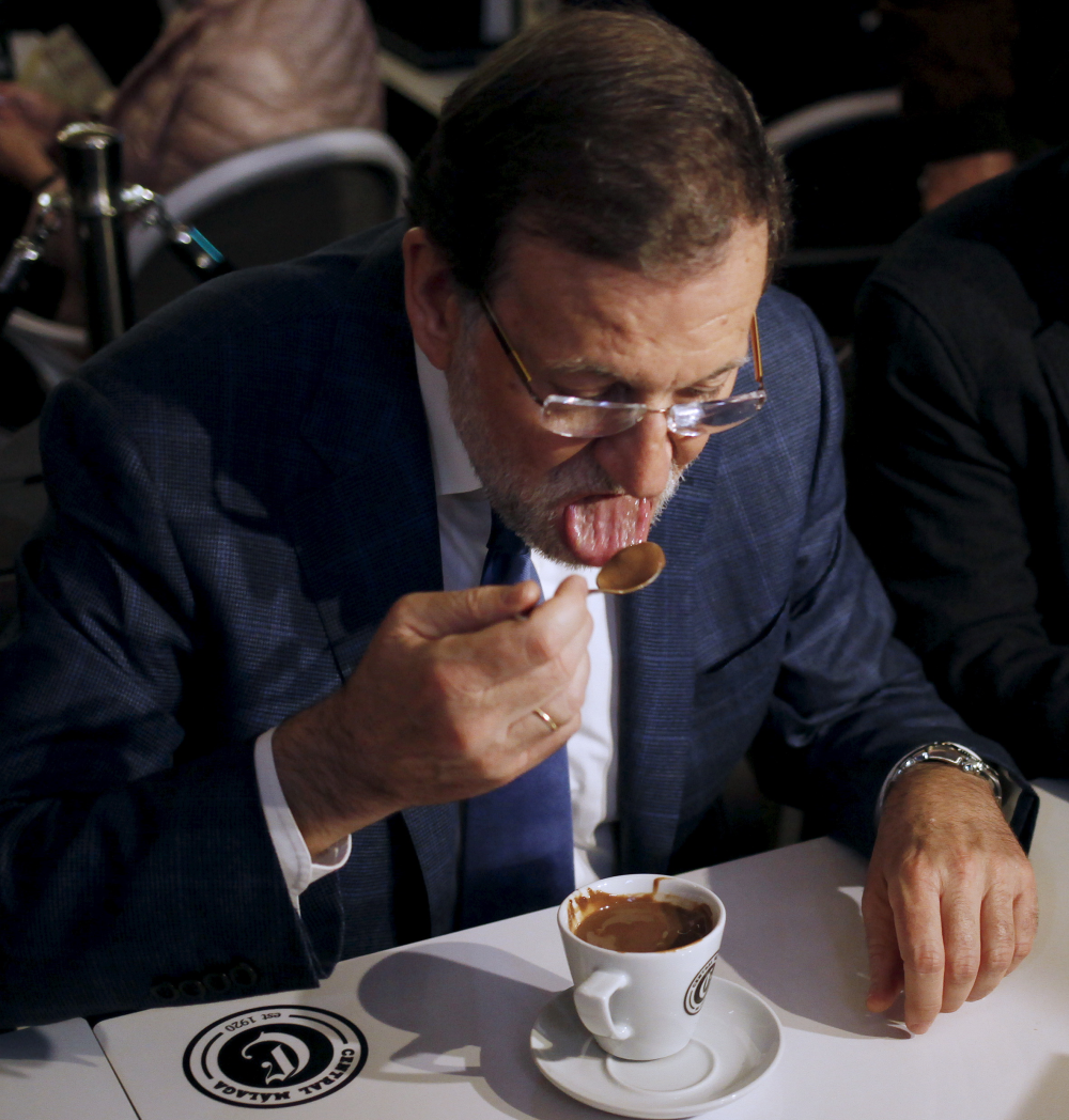 elEconomistaes's tweet photo. Rajoy estará comiendo paella mientras Santamaría debate con Iglesias, Sánchez y Rivera https://t.co/nw2FYYIW9o https://t.co/i02G2sIr49