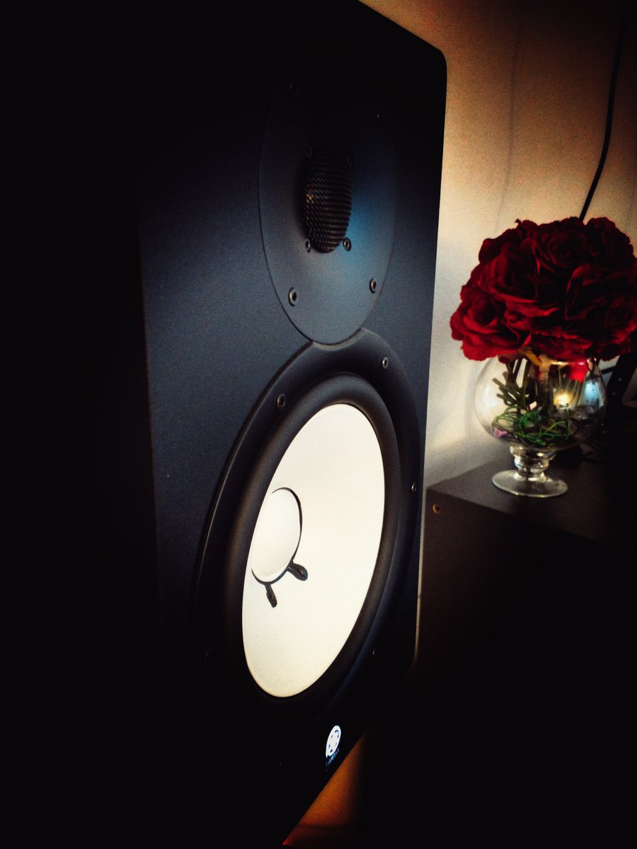 dimarsit's tweet image. Jumping vase 🌹📢 we like the dancing flowers before end of work. 🙌 Good night!