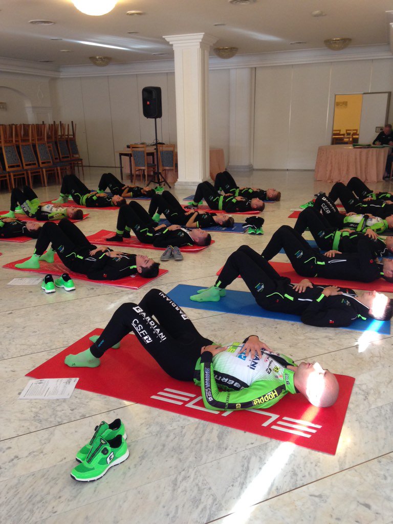 Bardiani_CSF's tweet photo. #Fiuggi2016, vita da ritiro - risveglio muscolare con attività core stability #GreenTeam @gaernecycling @ALE_cycling https://t.co/NJsGJDVvbl