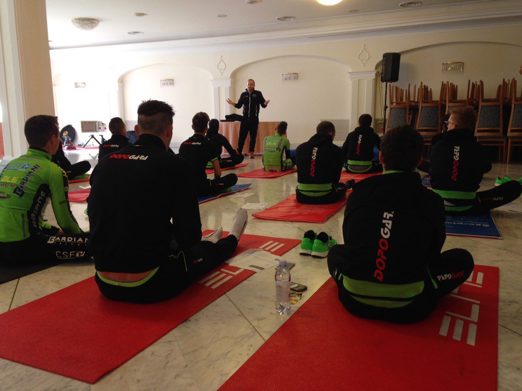 Bardiani_CSF's tweet photo. #Fiuggi2016, vita da ritiro - risveglio muscolare con attività core stability #GreenTeam @gaernecycling @ALE_cycling https://t.co/NJsGJDVvbl