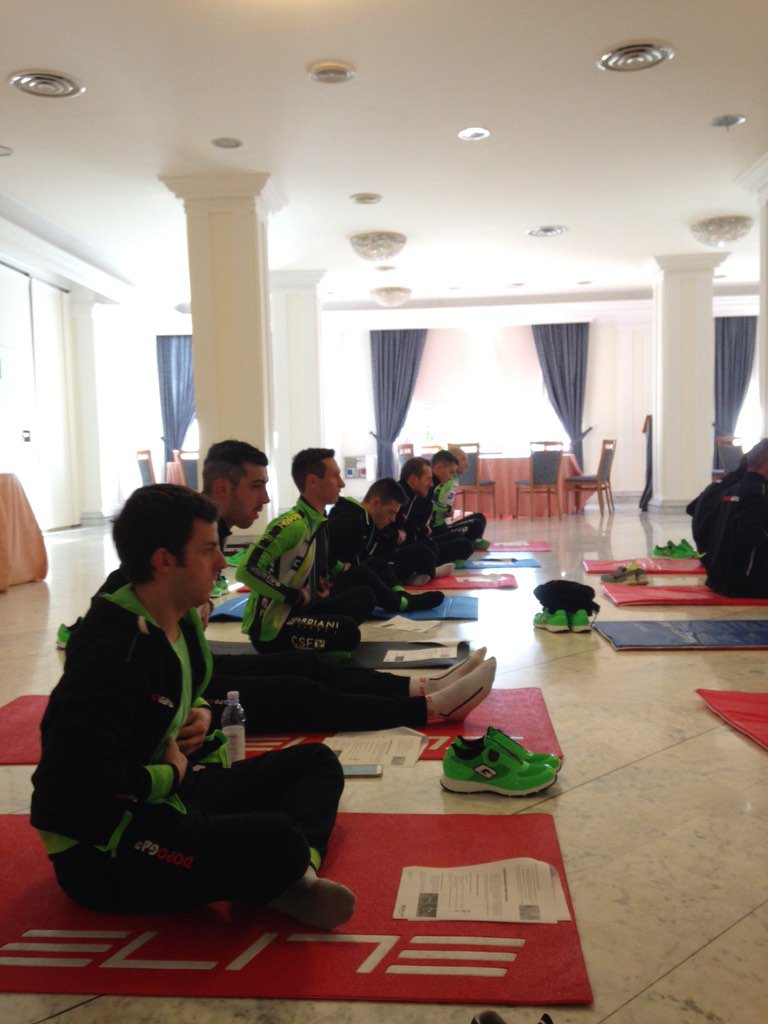 Bardiani_CSF's tweet photo. #Fiuggi2016, vita da ritiro - risveglio muscolare con attività core stability #GreenTeam @gaernecycling @ALE_cycling https://t.co/NJsGJDVvbl